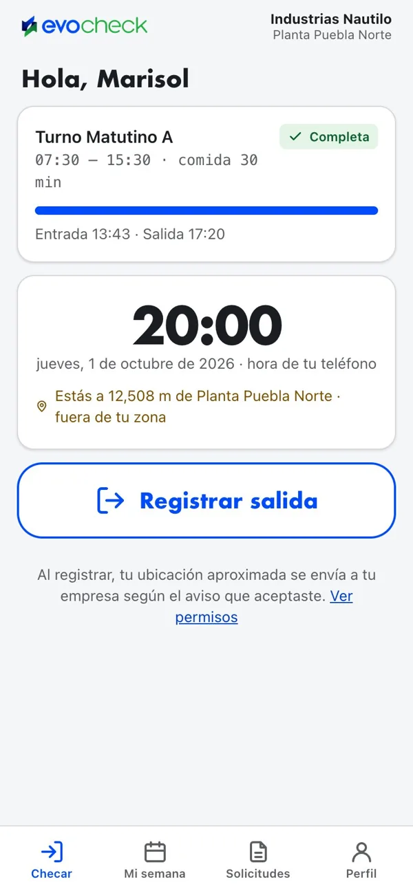 Pantalla Checar de la app EvoCheck con el turno del día, la hora y el botón para registrar