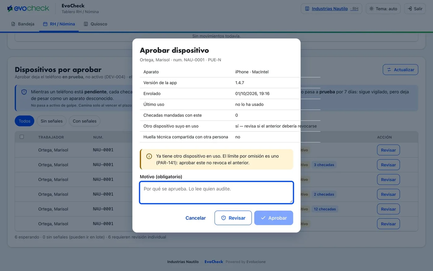 Pantalla para aprobar un dispositivo con aparato, versión de la app, fecha de enrolamiento y motivo obligatorio